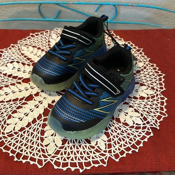 🎈🎈Nwt kids light up sneakers. Size 7 - Picture 1 of 5